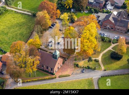 Luftaufnahme, Kirche St. Mary's Assumption und Gasthof Berger auf Schloss Beck im Bezirk Kirchhellen-Nord-Ost in Bottrop, Ruhrgebiet, Nord R. Stockfoto