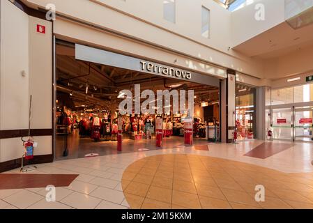 Mondovì, Cuneo, Italien - 07. Dezember 2022: Terranova kauft Kleidung im italienischen Outlet-Einkaufszentrum Mondovicino. Terranova ist eine italienische Herrenmarke Stockfoto