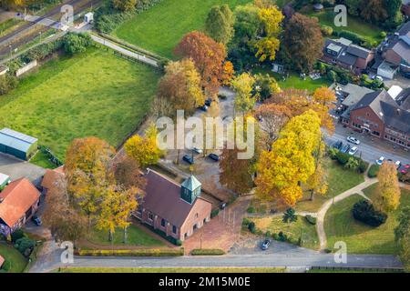 Luftaufnahme, Kirche St. Mary's Assumption und Gasthof Berger auf Schloss Beck im Bezirk Kirchhellen-Nord-Ost in Bottrop, Ruhrgebiet, Nord R. Stockfoto