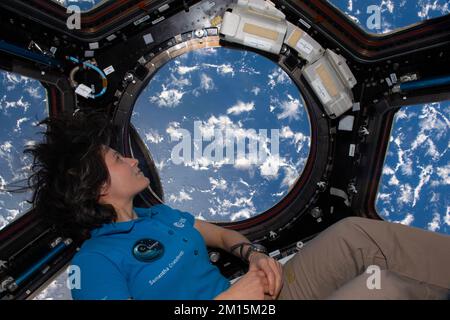 ISS - 01. Oktober 2022 - ESA (European Space Agency) Astronaut und Expedition 68 Flugingenieurin Samantha Cristoforetti schaut auf die Erde unter dem Wurf Stockfoto