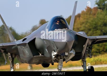 Ein Lockheed Martin F-35C Lightning II US Navy ,Grim Reapers' Düsenjäger vom Luftwaffenstützpunkt Eglin, Florida, USA, auf der 2017 Airshow London. Stockfoto
