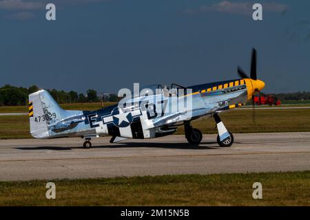 Ein nordamerikanischer P-51D Mustang bereitet sich auf eine Flugdemonstration auf der 2017 Airshow London (Ontario, Kanada) vor. Stockfoto