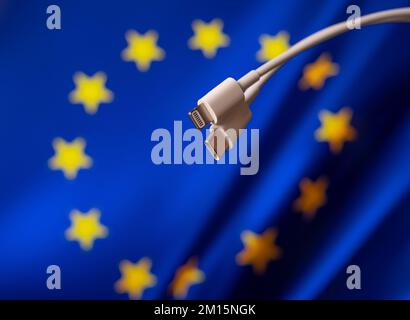 FLAGGE DER EUROPÄISCHEN UNION, USB-C- und Lightning-Kabel. USB-C-Kabel und Lightning-Kabel vor der Flagge der Europäischen Union. Istanbul, TÜRKEI - Dezember 2022 Stockfoto