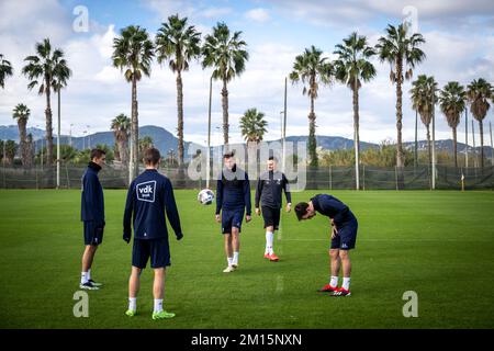 Bruno Godeau von Gent und Francky Vandendriessche von Gent's Keeper Coach wurden während eines Trainings im Wintertrainingslager der belgischen Fußballmannschaft KAA Gent in Oliva, Spanien, am Samstag, den 10. Dezember 2022 gezeigt. BELGA FOTO LUC CLAESSEN Stockfoto