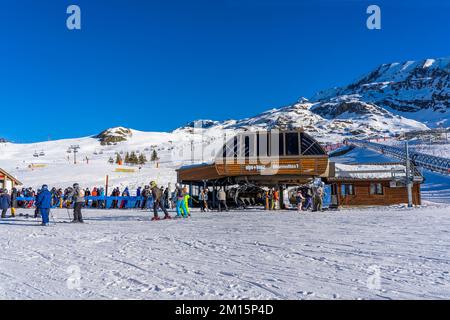 Alpe D'Huez, FRANKREICH - 01.01.2022: Berühmtes Skigebiet in den französischen Alpen, Frankreich, Europa. Skifahrer Skifahren auf den Bergen, Skilift, Familiensportwochenende, ho Stockfoto