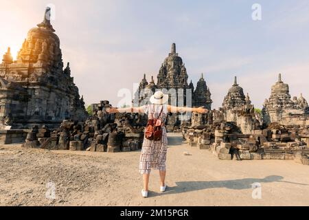Frau, die vor dem alten sewu-Tempel in indonesien steht Stockfoto