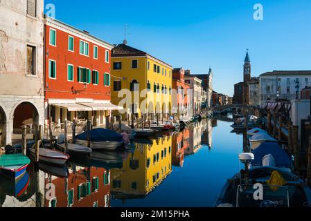 Wunderschönes Italien, Blick im Sommer auf farbenfrohe Renaissance-Gebäude entlang eines malerischen Kanals in Chioggia an der Veneto-Küste, Comune of Venedig, Italien Stockfoto