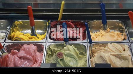 Verschiedenen Geschmacksrichtungen in einer Eisdiele Stockfoto