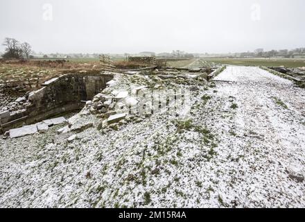 Brücke über Long Preston Beck. War es einmal ein Schaflauf oder etwas anderes links. An der Beckwand tritt auf beiden Seiten Wasser in den unteren Boden aus. Stockfoto