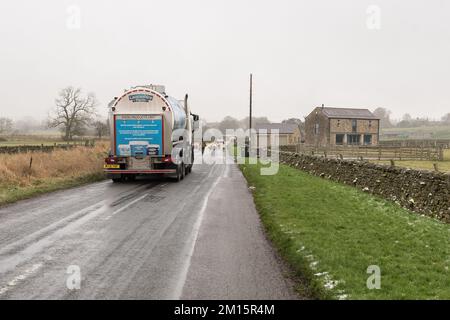 Ein Bedarf an frischem Weideland erfordert manchmal, dass Schafe auf Straßen transportiert werden. Es braucht nur etwas Pflege und etwas Geben und Nehmen. Stockfoto