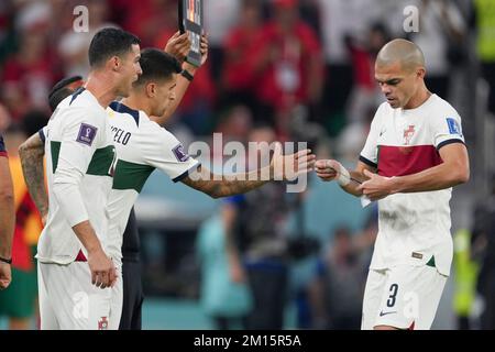 Doha, Katar. 10.. Dezember 2022. Portugals Pepe (R) gibt Cristiano Ronaldo (L) das Armband des Kapitäns, bevor er in der zweiten Hälfte des Quarterfinal zwischen Marokko und Portugal der FIFA-Weltmeisterschaft 2022 im Al Thumama Stadion in Doha, Katar, am 10. Dezember 2022 auf das Spielfeld steigt. Kredit: Xiao Yijiu/Xinhua/Alamy Live News Stockfoto