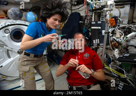 ISS - 01. Oktober 2022 - ISS Expedition 68 Flight Engineers Samantha Cristoforetti von der ESA (European Space Agency) und Bob Hines von der NASA haben Spaß mit f Stockfoto