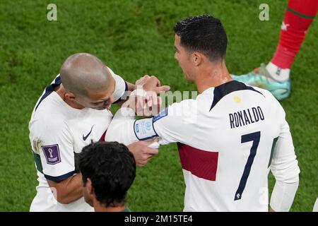 Doha, Katar. 10.. Dezember 2022. Portugals Pepe (L) gibt Cristiano Ronaldo das Armband des Kapitäns, bevor er in der zweiten Hälfte des Quartals der FIFA-Weltmeisterschaft 2022 im Al Thumama Stadium in Doha, Katar, am 10. Dezember 2022 auf das Spielfeld steigt. Kredit: Zheng Huansong/Xinhua/Alamy Live News Stockfoto