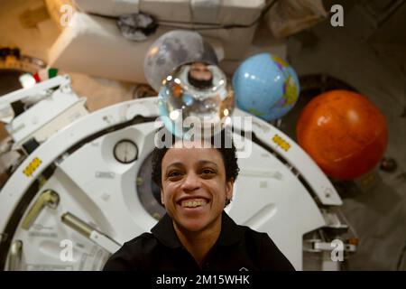ISS - 01. Oktober 2022 - ISS Expedition 68 Flugingenieur Jessica Watkins von der NASA hat Spaß mit Fluidphysik, während sie das Verhalten eines Free-fl beobachtet Stockfoto