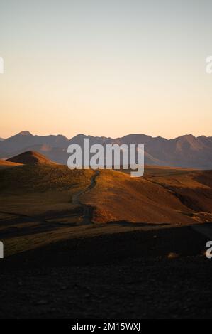 Malerischer Blick auf die Bergkette mit Gipfeln und Sonnenuntergang bei den Pyrenäen Stockfoto