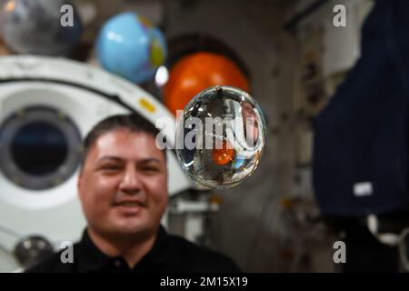 ISS - 01. Oktober 2022 - ISS Expedition 68 Flugingenieur Kjell Lindgren von der NASA hat Spaß mit Fluidphysik, während er das Verhalten eines Free-Flyi beobachtet Stockfoto