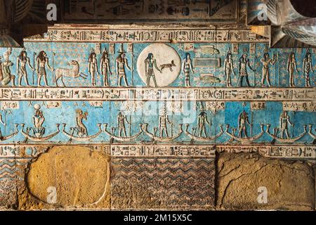 Alte verwitterte Mauer mit geschnitzten Details und reliefs des pharaos im Inneren des antiken Karnak Tempelkomplexes in Luxor Ägypten Stockfoto