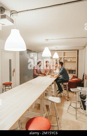 Multiethnische junge Mitarbeiter, die im Kreativbüro arbeiten Stockfoto