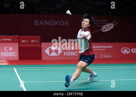 Bangkok, Thailand. 10.. Dezember 2022. Bing Jiao aus China spielt gegen Tai Tzu Ying aus Chinesisch Taipeh während des Single Semi Finals-Spiels der Frauen in Badminton bei den HSBC BWF World Tour Finals 2022 im Nimibutr Stadium. Tai Tzu Ying aus Chinesisch Taipeh gewann He Bing Jiao 2-0 (21-18, 21-14) (Foto: Peerapon Boonyakiat/SOPA Images/Sipa USA) Guthaben: SIPA USA/Alamy Live News Stockfoto