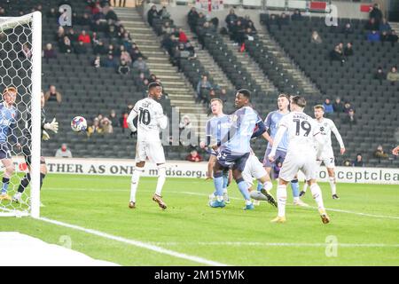 Captain Warren O'Hora trifft für Milton Keynes Dons, um in der zweiten Hälfte des Sky Bet League 1-Spiels zwischen MK Dons und Fleetwood Town am Samstag, den 10.. Dezember 2022 im Stadium MK, Milton Keynes, die Führung von 1 bis 0 gegen Fleetwood Town zu übernehmen. (Kredit: John Cripps | MI News) Kredit: MI News & Sport /Alamy Live News Stockfoto