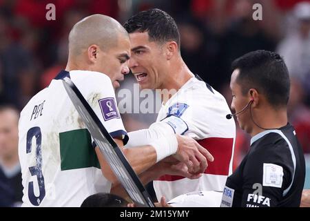 Doha, Katar. 10.. Dezember 2022. Portugals Pepe (L) gibt Cristiano Ronaldo das Armband des Kapitäns, bevor er in der zweiten Hälfte des Quartals zwischen Marokko und Portugal der FIFA-Weltmeisterschaft 2022 im Al Thumama Stadium in Doha, Katar, am 10. Dezember 2022 auf das Spielfeld steigt. Kredit: Cao Can/Xinhua/Alamy Live News Stockfoto