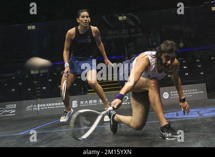 Joelle King (NZL) gegen Nour Ei Sherbini (EGY), Nour (weißes Shirt) gewinnt (8-11, 11-3, 11-8, 11-7) beim Halbfinale der Hong Kong Squash Open im Hong Kong Park Sports Centre. 03DEC22 SCMP/Dickson Lee Stockfoto