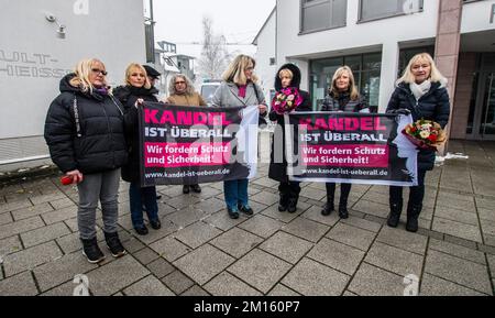 Illerkirchberg, Baden Württemberg, Deutschland. 10.. Dezember 2022. CHRISTINA BAUM ganz rechts. In einem Vorstoß, der als Ablenkung von der Alternative kritisiert wird, für Deutschlands angebliche Verbindungen zu einem Reichsbuerger- und QAnon-Terroranschlag, um die deutsche Regierung zu stürzen, Die AfD versammelte sich zusammen mit den rechten Extremisten in der Stadt Illerkirchberg, wo in der vergangenen Woche angeblich zwei Schulmädchen von einem Asylbewerber aus Eritrea erstochen wurden, was zum Tod eines von ihnen führte und das andere in einem kritischen Zustand zurückließ. Mitglieder der AfD behaupten, dass die nationalen und internationalen Razzien i seien Stockfoto