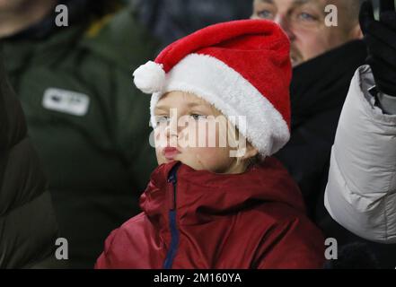 Sheffield, England, 10.. Dezember 2022. Ein junger Fan von Sheffield Utd sieht während des Sky Bet Championship-Spiels in Bramall Lane, Sheffield, auf einem Weihnachtsmütze zu. Das Bild sollte lauten: Lexy IIsley/Sportimage Credit: Sportimage/Alamy Live News Stockfoto