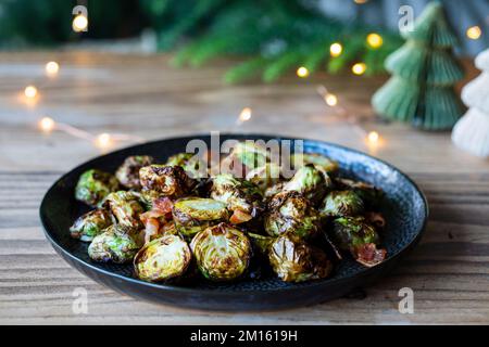 Gegrillter rosenkohl, Weihnachtsgericht Stockfoto