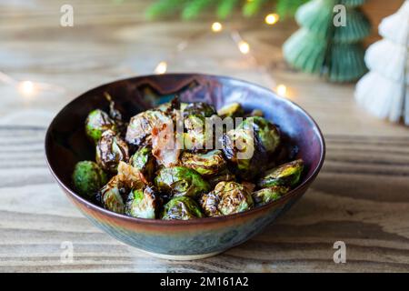 Gegrillter rosenkohl, Weihnachtsgericht Stockfoto