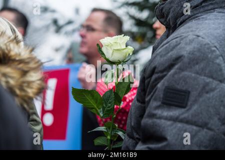 Illerkirchberg, Baden Württemberg, Deutschland. 10.. Dezember 2022. In einem Vorstoß, der als Ablenkung von der Alternative kritisiert wird, für Deutschlands angebliche Verbindungen zu einem Reichsbuerger- und QAnon-Terroranschlag, um die deutsche Regierung zu stürzen, Die AfD versammelte sich zusammen mit den rechten Extremisten in der Stadt Illerkirchberg, wo in der vergangenen Woche angeblich zwei Schulmädchen von einem Asylbewerber aus Eritrea erstochen wurden, was zum Tod eines von ihnen führte und das andere in einem kritischen Zustand zurückließ. Mitglieder der AfD behaupten, dass die nationalen und internationalen Razzien im Zusammenhang mit der Terroristen-PL Stockfoto