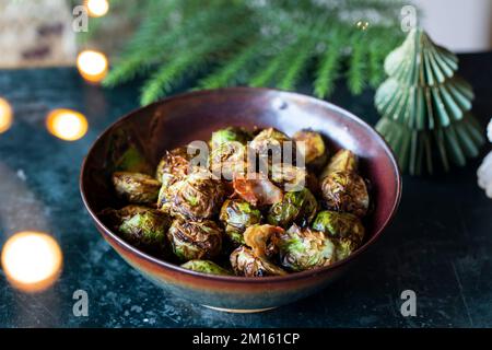 Gegrillter rosenkohl, Weihnachtsgericht Stockfoto