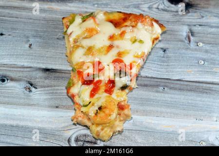 Sea Ranch Pizza mit Garnelen, Krabbenstücken, Ranch Sauce, Scheiben von Paprika und Mozzarella, italienische und amerikanische Küche Hintergrund, Fast Junkfood Conce Stockfoto