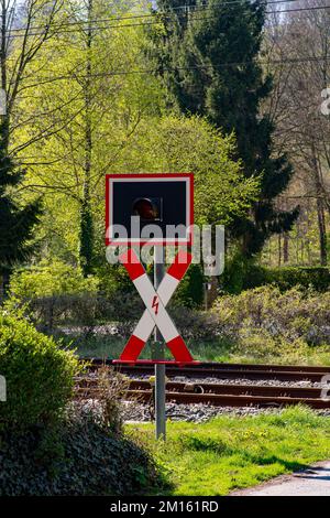 St. Andrews Kreuz mit dem Signalsystem an einem Bahnübergang Stockfoto