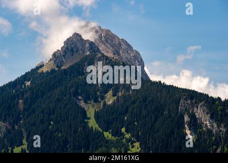 Blick auf die Gehrenspitze von Reutte in Tirol an einem wundervoll sonnigen Tag Stockfoto