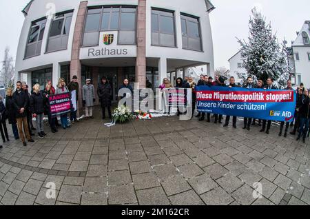 Illerkirchberg, Baden Württemberg, Deutschland. 10.. Dezember 2022. In einem Vorstoß, der als Ablenkung von der Alternative kritisiert wird, für Deutschlands angebliche Verbindungen zu einem Reichsbuerger- und QAnon-Terroranschlag, um die deutsche Regierung zu stürzen, Die AfD versammelte sich zusammen mit den rechten Extremisten in der Stadt Illerkirchberg, wo in der vergangenen Woche angeblich zwei Schulmädchen von einem Asylbewerber aus Eritrea erstochen wurden, was zum Tod eines von ihnen führte und das andere in einem kritischen Zustand zurückließ. Mitglieder der AfD behaupten, dass die nationalen und internationalen Razzien im Zusammenhang mit der Terroristen-PL Stockfoto