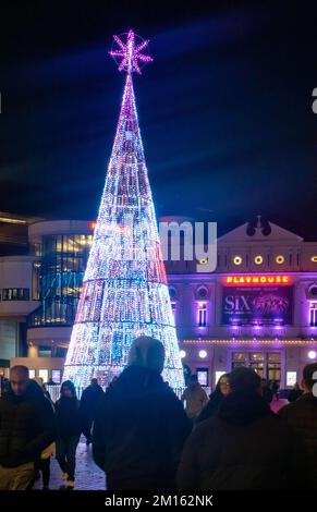 Großer, elektronisch beleuchteter Weihnachtsbaum, der nachts auf dem Williamson Square in Liverpool zu sehen ist Stockfoto