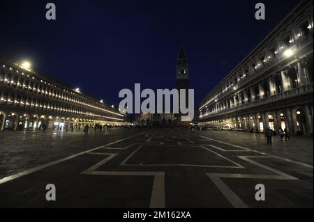 Piazza San Marco Venezia Italien Venedig bei Nacht Stockfoto