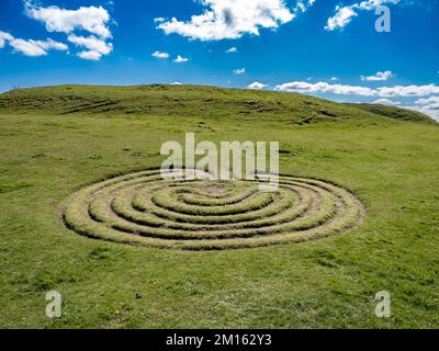 Das Labyrinth aus keltischen Labyrinthen, das in den Schwarzes des Solsbury Hill und seiner Festung auf einem eisenzeitlichen Hügel oberhalb der Stadt Bath in Somerset, Großbritannien, eingegraben wurde Stockfoto