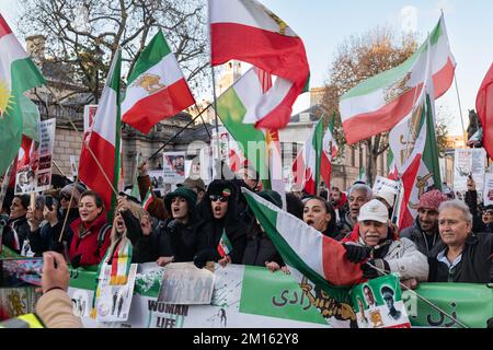 London, UK, Dezember 10. 2022. Ein marsch entlang Whitehall, um gegen die anhaltende Gewalt des iranischen Regimes gegen das eigene Volk zu protestieren und die Revolution der Frauenfreiheit im Iran zu unterstützen. (Tennessee Jones - Alamy Live News) Stockfoto