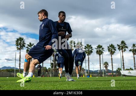 Gents Mathias Nurio Fortuna und Gents Hugo Cuypers wurden während eines Trainings im Wintertrainingslager der belgischen Fußballmannschaft KAA Gent in Oliva, Spanien, am Samstag, den 10. Dezember 2022 gezeigt. BELGA FOTO LUC CLAESSEN Stockfoto