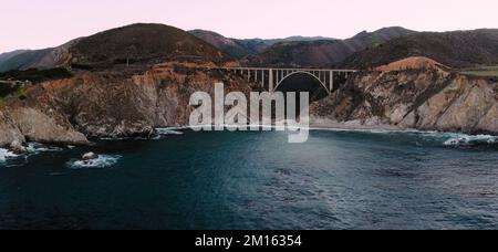 Blick auf die berühmte Bixby Bridge in Big Sur California vom Wasser aus Stockfoto