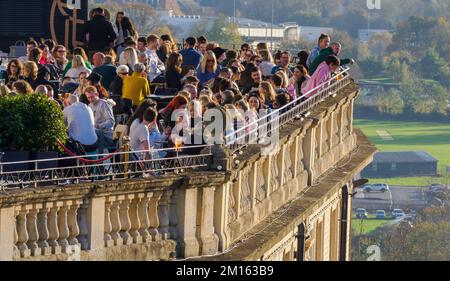 Gäste genießen die Herbstsonne auf der Terrasse des Avon Gorge Hotels in Clifton Bristol, Großbritannien Stockfoto