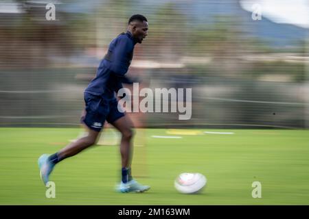 Gents Spieler wurde während eines Trainings im Wintertrainingslager der belgischen Fußballmannschaft KAA Gent in Oliva, Spanien, am Samstag, den 10. Dezember 2022 in Aktion gezeigt. BELGA FOTO LUC CLAESSEN Stockfoto