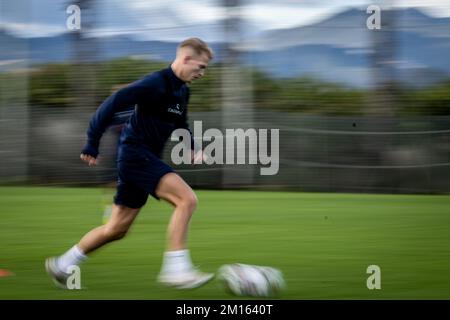 Gents Spieler wurde während eines Trainings im Wintertrainingslager der belgischen Fußballmannschaft KAA Gent in Oliva, Spanien, am Samstag, den 10. Dezember 2022 in Aktion gezeigt. BELGA FOTO LUC CLAESSEN Stockfoto