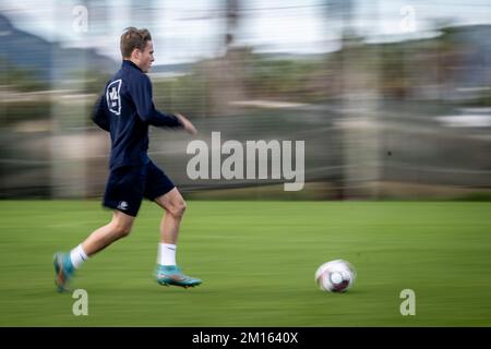 Gents Spieler wurde während eines Trainings im Wintertrainingslager der belgischen Fußballmannschaft KAA Gent in Oliva, Spanien, am Samstag, den 10. Dezember 2022 in Aktion gezeigt. BELGA FOTO LUC CLAESSEN Stockfoto