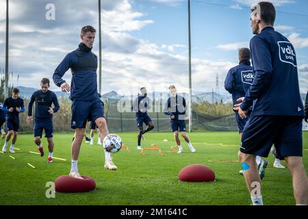 Bruno Godeau von Gent in Aktion während eines Trainings im Wintertrainingslager der belgischen Fußballmannschaft KAA Gent in Oliva, Spanien, Samstag, den 10. Dezember 2022. BELGA FOTO LUC CLAESSEN Stockfoto