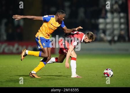 Danny Rose von Stevenage und Lucas Akins von Mansfield Town (links) kämpfen um den Ball während des Zweikampfs der Sky Bet League im Lamex-Stadion in Stevenage. Foto: Samstag, 10. Dezember 2022. Stockfoto