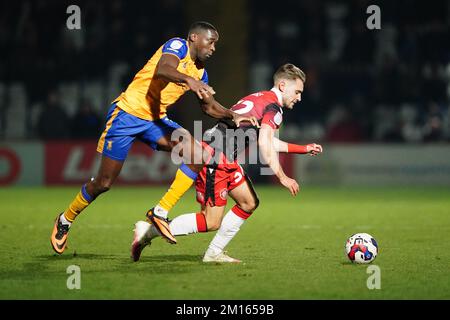 Danny Rose von Stevenage und Lucas Akins von Mansfield Town (links) kämpfen um den Ball während des Zweikampfs der Sky Bet League im Lamex-Stadion in Stevenage. Foto: Samstag, 10. Dezember 2022. Stockfoto