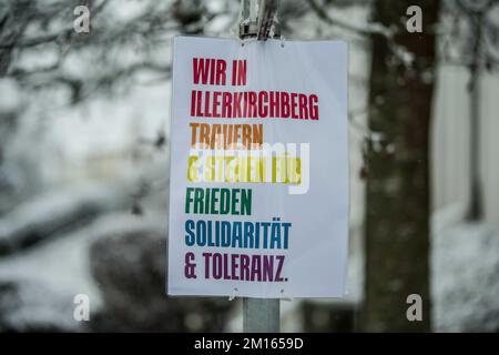 Illerkirchberg, Baden Württemberg, Deutschland. 10.. Dezember 2022. In einem Vorstoß, der als Ablenkung von der Alternative kritisiert wird, für Deutschlands angebliche Verbindungen zu einem Reichsbuerger- und QAnon-Terroranschlag, um die deutsche Regierung zu stürzen, Die AfD versammelte sich zusammen mit den rechten Extremisten in der Stadt Illerkirchberg, wo in der vergangenen Woche angeblich zwei Schulmädchen von einem Asylbewerber aus Eritrea erstochen wurden, was zum Tod eines von ihnen führte und das andere in einem kritischen Zustand zurückließ. Mitglieder der AfD behaupten, dass die nationalen und internationalen Razzien im Zusammenhang mit der Terroristen-PL Stockfoto